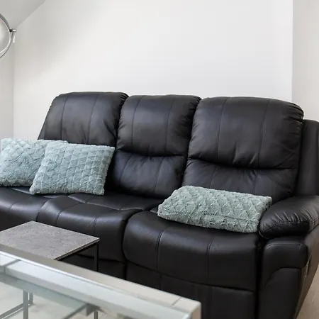 Apartman New 2019 City Centre Apt. Modern And Bright